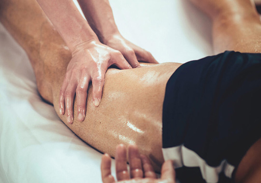 Massage sportif des muscles des jambes
