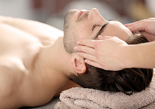 Massage de la tête d'un homme